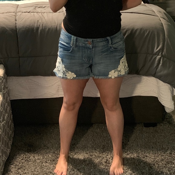 Jolt Jean β’ Denim Shorts Floral Lace Design - Picture 2 of 8